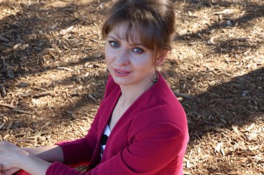 Parktaki Güzel Rus Modelinin Fotoğrafı