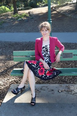 Parktaki Güzel Rus Modelinin Fotoğrafı