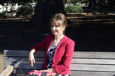 Parktaki Güzel Rus Modelinin Fotoğrafı