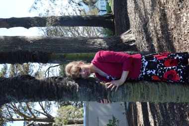 Parktaki Güzel Rus Modelinin Fotoğrafı