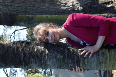 Parktaki Güzel Rus Modelinin Fotoğrafı