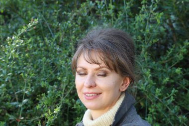 Parktaki Güzel Rus Modelinin Fotoğrafı