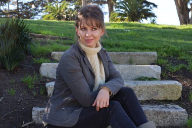 Parktaki Güzel Rus Modelinin Fotoğrafı