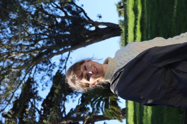 Parktaki Güzel Rus Modelinin Fotoğrafı