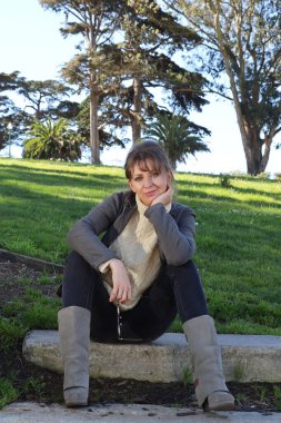 Parktaki Güzel Rus Modelinin Fotoğrafı