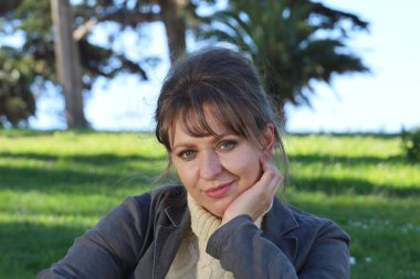 Parktaki Güzel Rus Modelinin Fotoğrafı