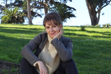 Parktaki Güzel Rus Modelinin Fotoğrafı