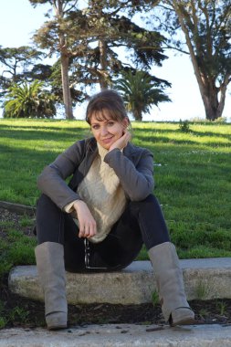 Parktaki Güzel Rus Modelinin Fotoğrafı