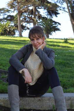 Parktaki Güzel Rus Modelinin Fotoğrafı