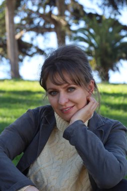 Parktaki Güzel Rus Modelinin Fotoğrafı