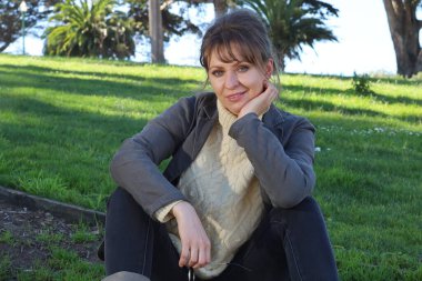 Parktaki Güzel Rus Modelinin Fotoğrafı