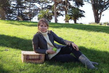 Parktaki Güzel Rus Modelinin Fotoğrafı