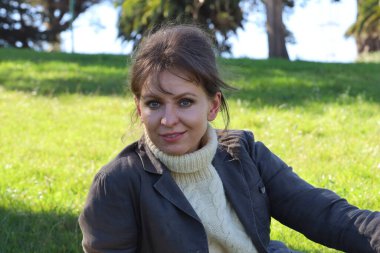 Parktaki Güzel Rus Modelinin Fotoğrafı