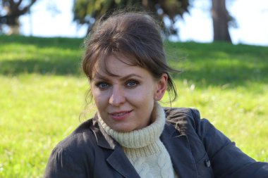 Parktaki Güzel Rus Modelinin Fotoğrafı