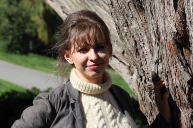 Parktaki Güzel Rus Modelinin Fotoğrafı