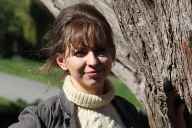 Parktaki Güzel Rus Modelinin Fotoğrafı