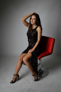 Stüdyoda, yatak odasında güzel bir Romen modelinin fotoğrafı.