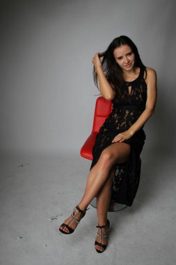 Stüdyoda, yatak odasında güzel bir Romen modelinin fotoğrafı.