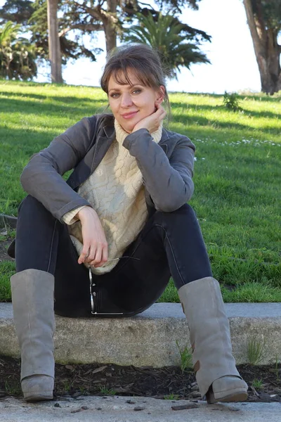 Parktaki Güzel Rus Modelinin Fotoğrafı