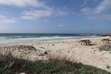 Plaj ve gökyüzü 17 mil sonra Pebble Beach, Monterey, California 'da.