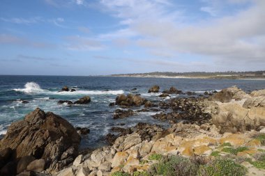 Plaj ve gökyüzü 17 mil sonra Pebble Beach, Monterey, California 'da.