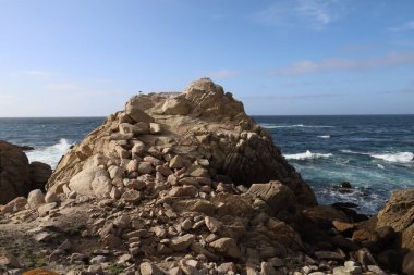 Plaj ve gökyüzü 17 mil sonra Pebble Beach, Monterey, California 'da.