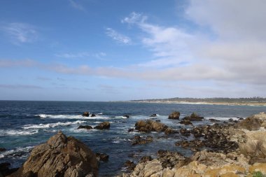 Plaj ve gökyüzü 17 mil sonra Pebble Beach, Monterey, California 'da.