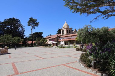 8 / 8 / 2021: Carmel California: Carmel, Kaliforniya 'daki Carmel Misyonu. Bu, Kaliforniya 'da kurulan ilk görevlerden biri.