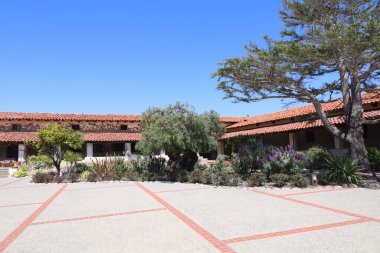 8 / 8 / 2021: Carmel California: Carmel, Kaliforniya 'daki Carmel Misyonu. Bu, Kaliforniya 'da kurulan ilk görevlerden biri.