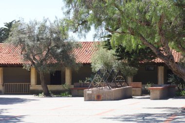 8 / 8 / 2021: Carmel California: Carmel, Kaliforniya 'daki Carmel Misyonu. Bu, Kaliforniya 'da kurulan ilk görevlerden biri.