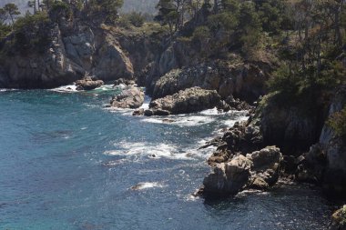 Kaliforniya 'daki Point Lobos Eyalet Parkı' nda kayalar, plajlar ve gökyüzü.