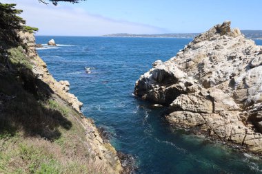 Kaliforniya 'daki Point Lobos Eyalet Parkı' nda kayalar, plajlar ve gökyüzü.