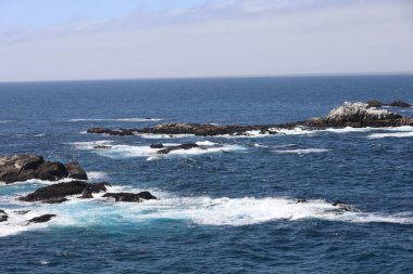 Kaliforniya 'daki Point Lobos Eyalet Parkı' nda kayalar, plajlar ve gökyüzü.