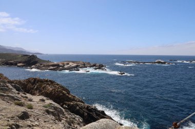 Kaliforniya 'daki Point Lobos Eyalet Parkı' nda kayalar, plajlar ve gökyüzü.