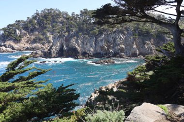 Kaliforniya 'daki Point Lobos Eyalet Parkı' nda kayalar, plajlar ve gökyüzü.