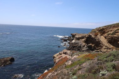 Kaliforniya 'daki Point Lobos Eyalet Parkı' nda kayalar, plajlar ve gökyüzü.