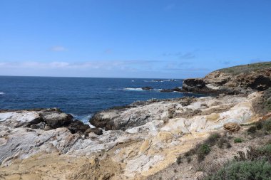 Kaliforniya 'daki Point Lobos Eyalet Parkı' nda kayalar, plajlar ve gökyüzü.