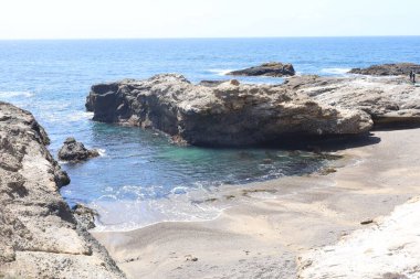 Kaliforniya 'daki Point Lobos Eyalet Parkı' nda kayalar, plajlar ve gökyüzü.