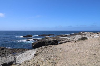 Kaliforniya 'daki Point Lobos Eyalet Parkı' nda kayalar, plajlar ve gökyüzü.