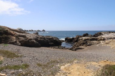 Kaliforniya 'daki Point Lobos Eyalet Parkı' nda kayalar, plajlar ve gökyüzü.