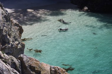 Kaliforniya 'daki Point Lobos Eyalet Parkı' nda kayalar, plajlar ve gökyüzü.