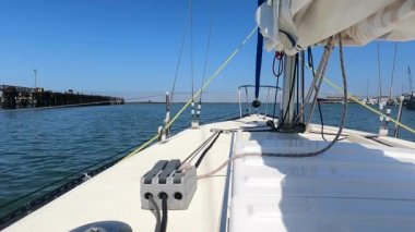 San Francisco körfezi bölgesinde Redwood bataklığına yelken açmak.