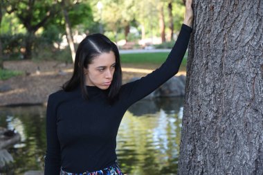 Parktaki İspanyol bir modelin fotoğrafı.