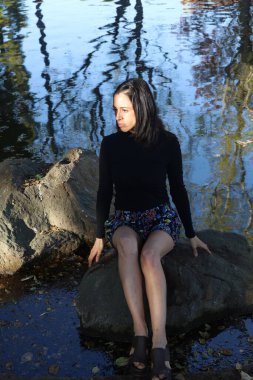 Parktaki İspanyol bir modelin fotoğrafı.