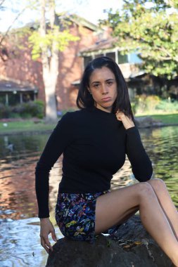 Parktaki İspanyol bir modelin fotoğrafı.