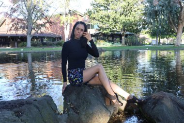 Parktaki İspanyol bir modelin fotoğrafı.