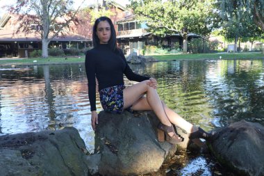 Parktaki İspanyol bir modelin fotoğrafı.