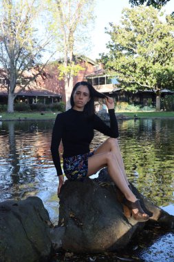 Parktaki İspanyol bir modelin fotoğrafı.