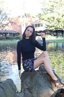 Parktaki İspanyol bir modelin fotoğrafı.