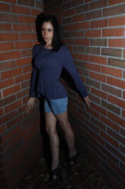 Parktaki İspanyol bir modelin fotoğrafı.